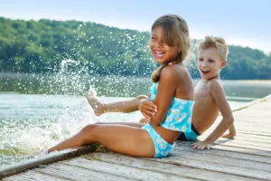 Kinder plantschen und spritzen mit Wasser