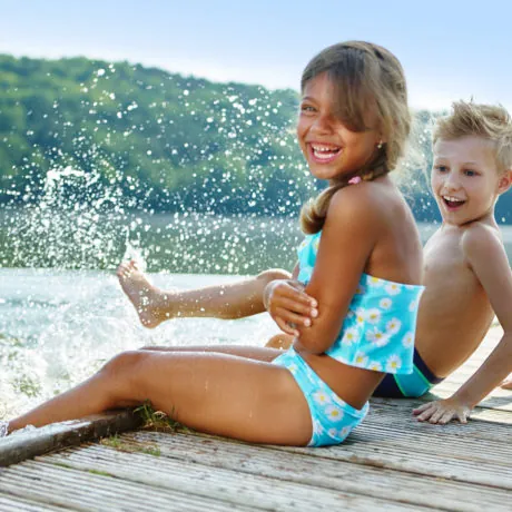 Kinder plantschen und spritzen mit Wasser